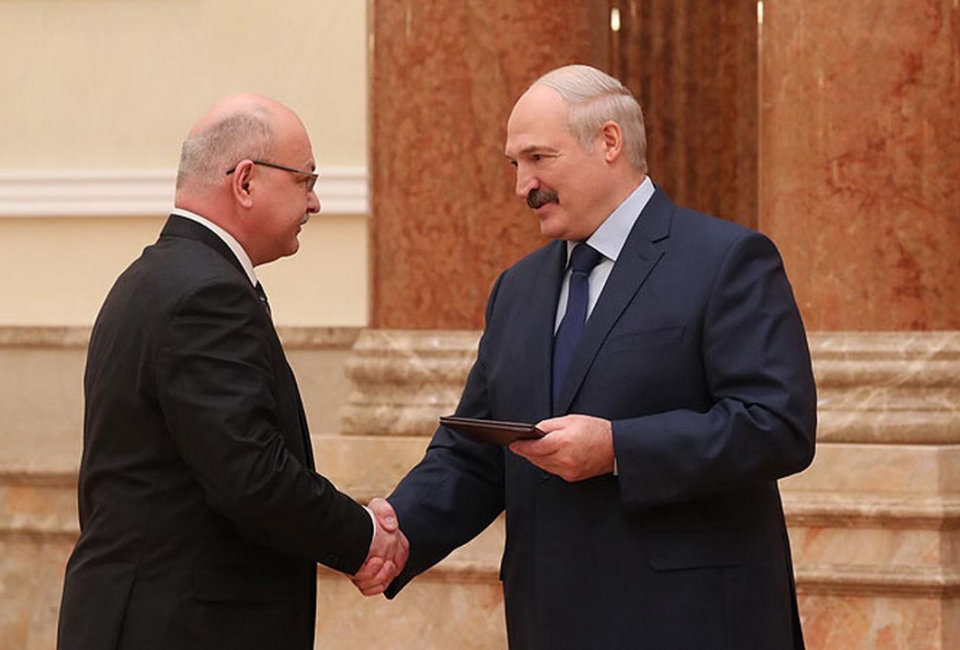 Александр Лукашенко вручил диплом члена-корреспондента НАН Беларуси проректору по научной работе БНТУ Александру Маляревичу